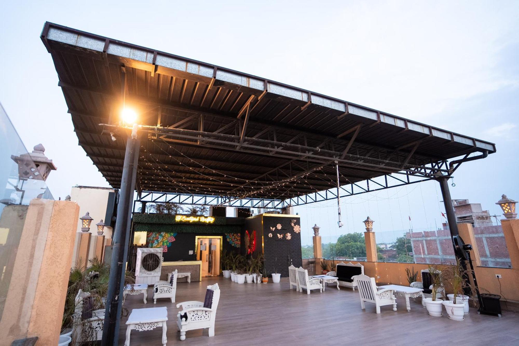 Hotel Radiance Courtyard Varanasi Exterior photo