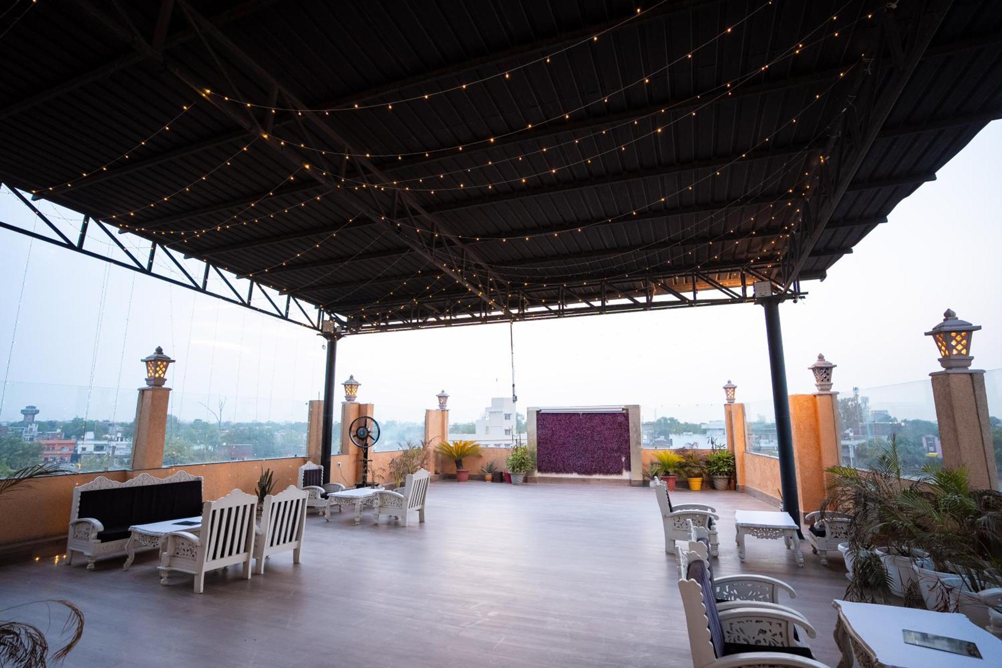 Hotel Radiance Courtyard Varanasi Exterior photo
